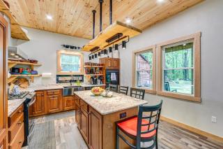 10 Mi to Mtn Resort Normalville Cabin with Balcony! - Champion - 1