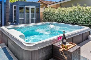 Timeless Charm by the Coast, Vintage Beach Bungalow - Long Beach - 0