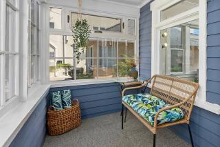 Timeless Charm by the Coast, Vintage Beach Bungalow - Long Beach - 7