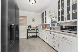 Timeless Charm by the Coast, Vintage Beach Bungalow - Long Beach - 6
