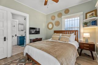 Timeless Charm by the Coast, Vintage Beach Bungalow - Long Beach - 3