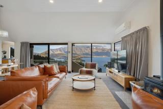 Fabulous Lake View Home All new furniture - Queenstown - 0
