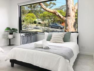 Entire Place 2 Bedroom Ground House Free Parking - Peakhurst - 0