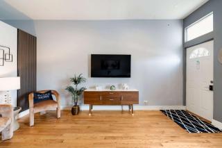 Cozy 2 Bed Home by West Loop with Parking & Laundry - Chicago - 3