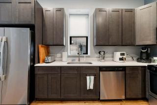 Cozy 2 Bed Home by West Loop with Parking & Laundry - Chicago - 8