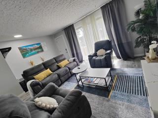Elegant upper unit bungalow - 10 mn from downtown - Calgary - 7