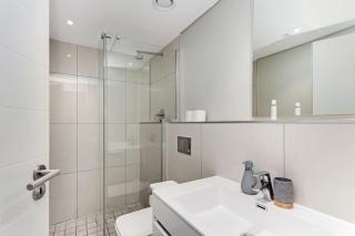 Luxury, modern apartment with rooftop pool - 8