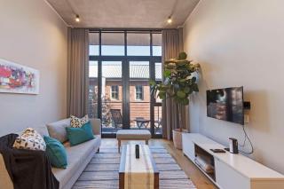 Back Up Power, Modern Apartment and Rooftop Pool - 9