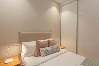 Back Up Power, Modern Apartment and Rooftop Pool - 1