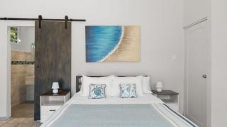 Dowtown Studio Walkable to Town and Beach - 3