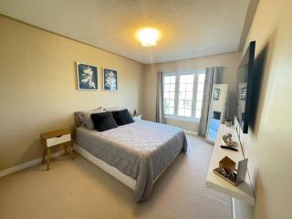 Vibrant and Comfy Mississauga Home 20 mins from YYZ - 7