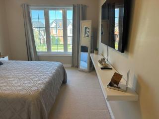 Vibrant and Comfy Mississauga Home 20 mins from YYZ - 4