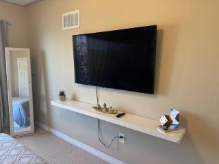Vibrant and Comfy Mississauga Home 20 mins from YYZ - Mississauga - 1
