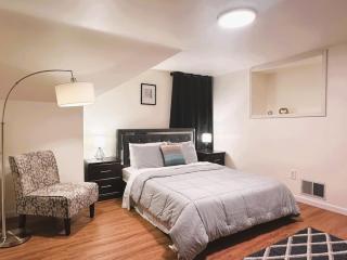 511b) Massive 4 bedroom with fenced yard - Buffalo - 2