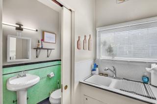 Cozy Boho Hideaway 1BR Retreat Smart TV - 2