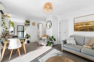 Queenstown Robin - Parking, Walking Town Center - 0