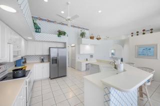 Beautifully maintained waterfront home with pool - 1