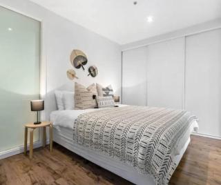 Minimal at Altitude - Poolside Stay by CBD Landmarks - Melbourne - 9