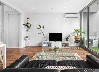 Minimal at Altitude - Poolside Stay by CBD Landmarks - Melbourne - 4