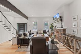 3BR Stylish Retreat, Minutes from Downtown Pittsburgh, Free 3-Car Parking - Pittsburgh - 0