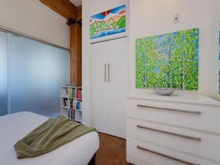 Old Town Retreat-your artful escape in Victoria’s historic Old Town by Victoria Prime! - Victoria - 4