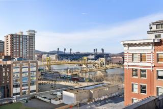 Best location!Great views on the deck, Large unit! - Pittsburgh - 6