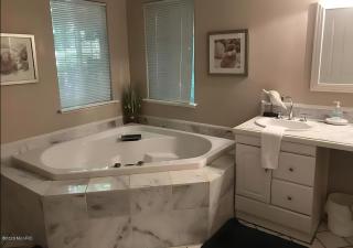 Weekly Cottage Rental - 5 Min to Private Beach! - South Haven - 2