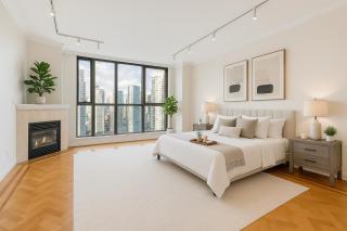 Stylish 2BR Getaway with Grand Jacuzzi and Comfort - Vancouver - 5