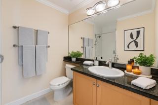Stylish 2BR Getaway with Grand Jacuzzi and Comfort - Vancouver - 1