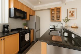 Stylish 2BR Getaway with Grand Jacuzzi and Comfort - Vancouver - 4