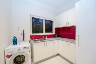 Stylish 4BR Home in the Heart of Glen Waverley - Glen Waverley - 1