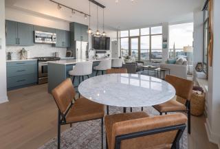 Victoria's SEA-Cret-Stunning Olympic and Inner Harbour Views from 450 sq ft Balcony - Victoria - 4