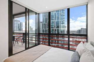 Docklands Vertica - Poolside Living above CBD Energy - Melbourne - 5