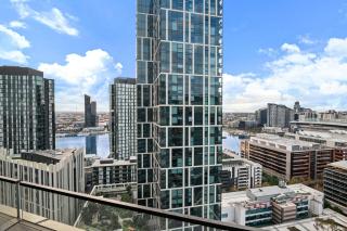 Docklands Vertica - Poolside Living above CBD Energy - Melbourne - 3