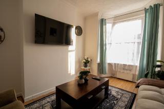 3 Bed Stylish & Spacious Home, Sleep up to 7ppl - 8