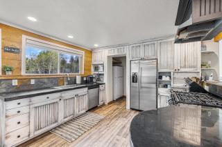 Black Fork Lodge - Beautiful log home on 2.5 acres with trailer parking and panoramic views - McCall - 9
