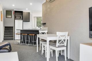 Parkwood 5 - 2BR Split Level l Spa Bath l BBQ l Central Location l WiFi - 7