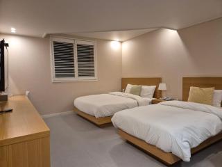 E&A Hotel - - 7