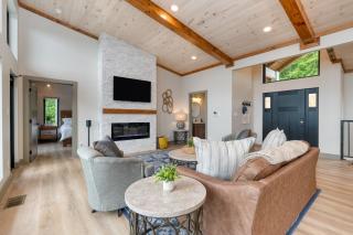 Grand Vista Retreat by AvantStay Luxury Group Retreat w Indoor Pool, Arcade & 56-Mile Views - Sevierville - 5