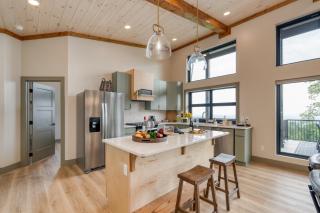 Grand Vista Retreat by AvantStay Luxury Group Retreat w Indoor Pool, Arcade & 56-Mile Views - Sevierville - 1
