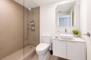 Luxury 2BR Apartment with Floor-to-Ceiling Windows and Mountains - Vancouver - 1