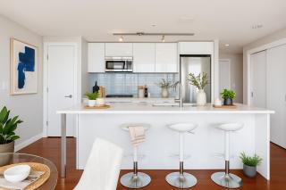 Luxury 2BR Apartment with Floor-to-Ceiling Windows and Mountains - Vancouver - 5