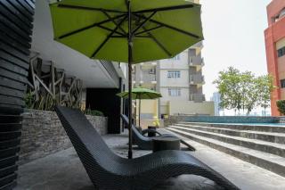 Modern 1-BR with Balcony & FREE Parking in Makati CBD - Manila - 1