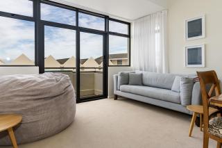 Modern Surfer's Corner Apartment - 8