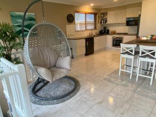 Tranquil Haven Lush Gardens & Private Pool Getaway - - 8