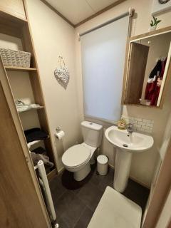 Modern Caravan With Wifi At Seawick Park, Sleeps 8 Ref 27913Sw - Clacton-on-Sea - 3