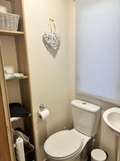 Modern Caravan With Wifi At Seawick Park, Sleeps 8 Ref 27913Sw - Clacton-on-Sea - 2
