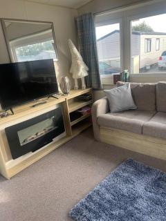 Superb 8 Berth Caravan At Broadland Sands Park, Suffolk Ref 20155Bs - Hopton on Sea - 1