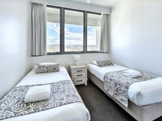 Majorca Isle Beachside Resort - Maroochydore - 3