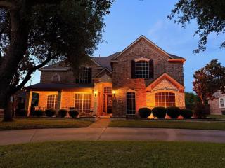 Luxury 5BR Retreat, Kid's Playroom! Near Lake Hubbard, Vineyard Views - Rowlett - 0